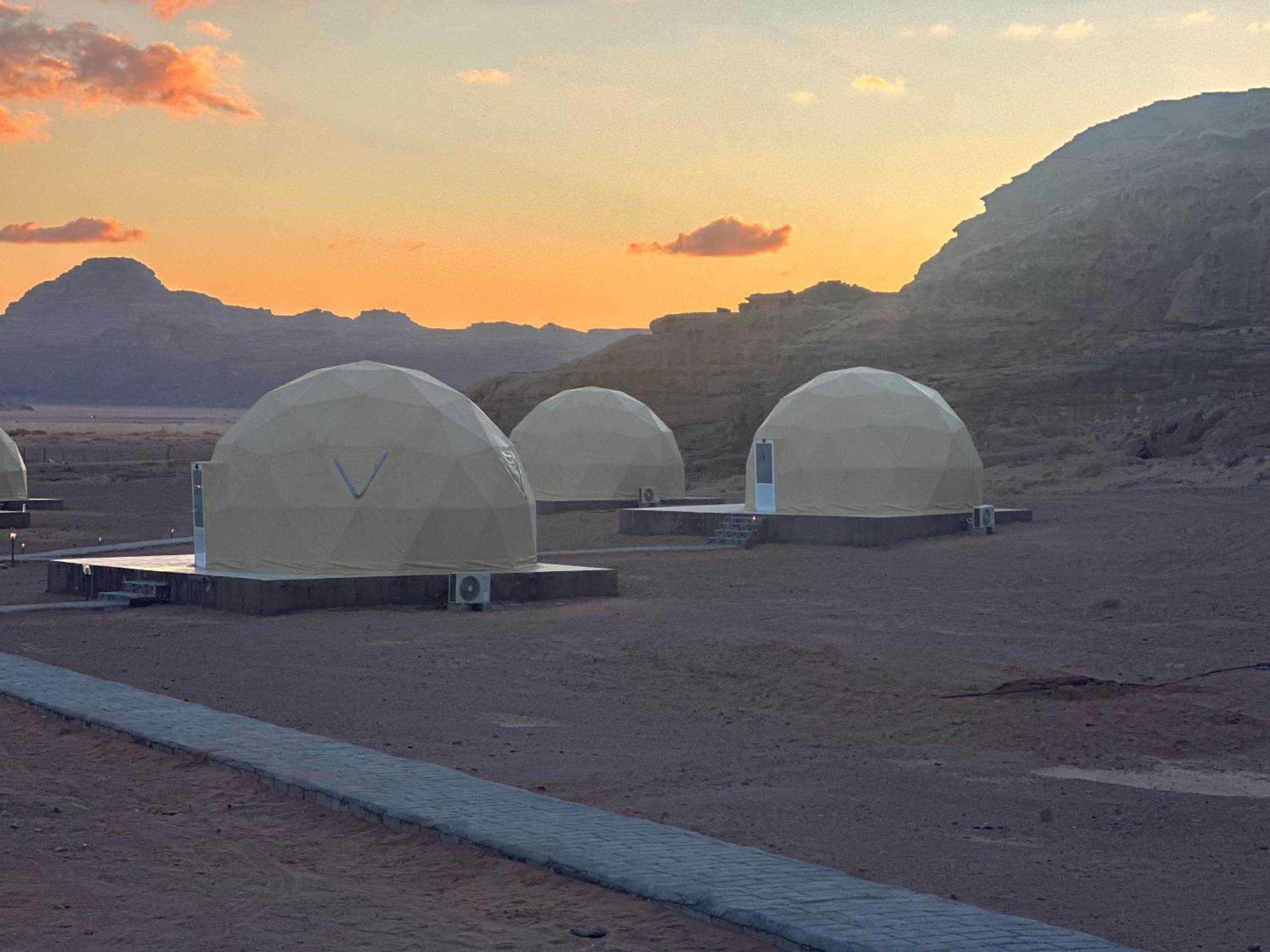Star Magic Camp Hotel Wadi Rum Bagian luar foto